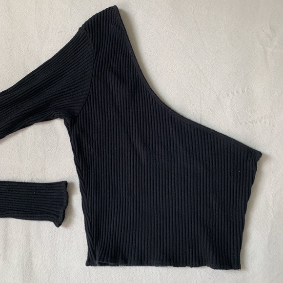 ARE YOU AM I LING TOP IN BLACK SIZE MEDIUM - Picture 5 of 9